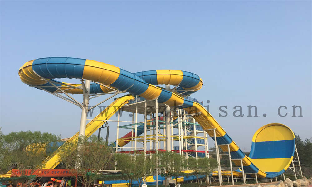 水上乐园设施在设计上的特性有哪些方面？